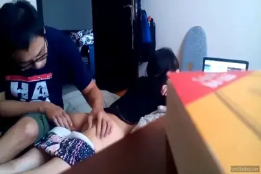 Lagi Rebahan Santai Digas Abang Sampai Memek Basah